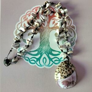 Shell necklace with a lion on the large shell #57